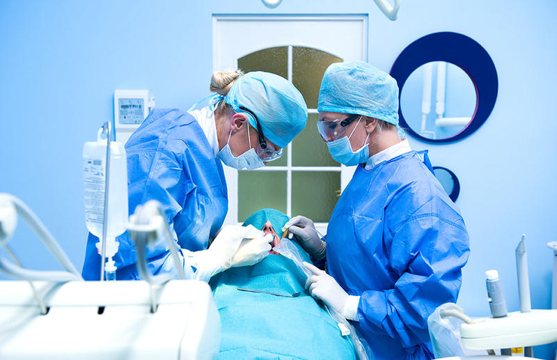 Dentists performing oralsurgery